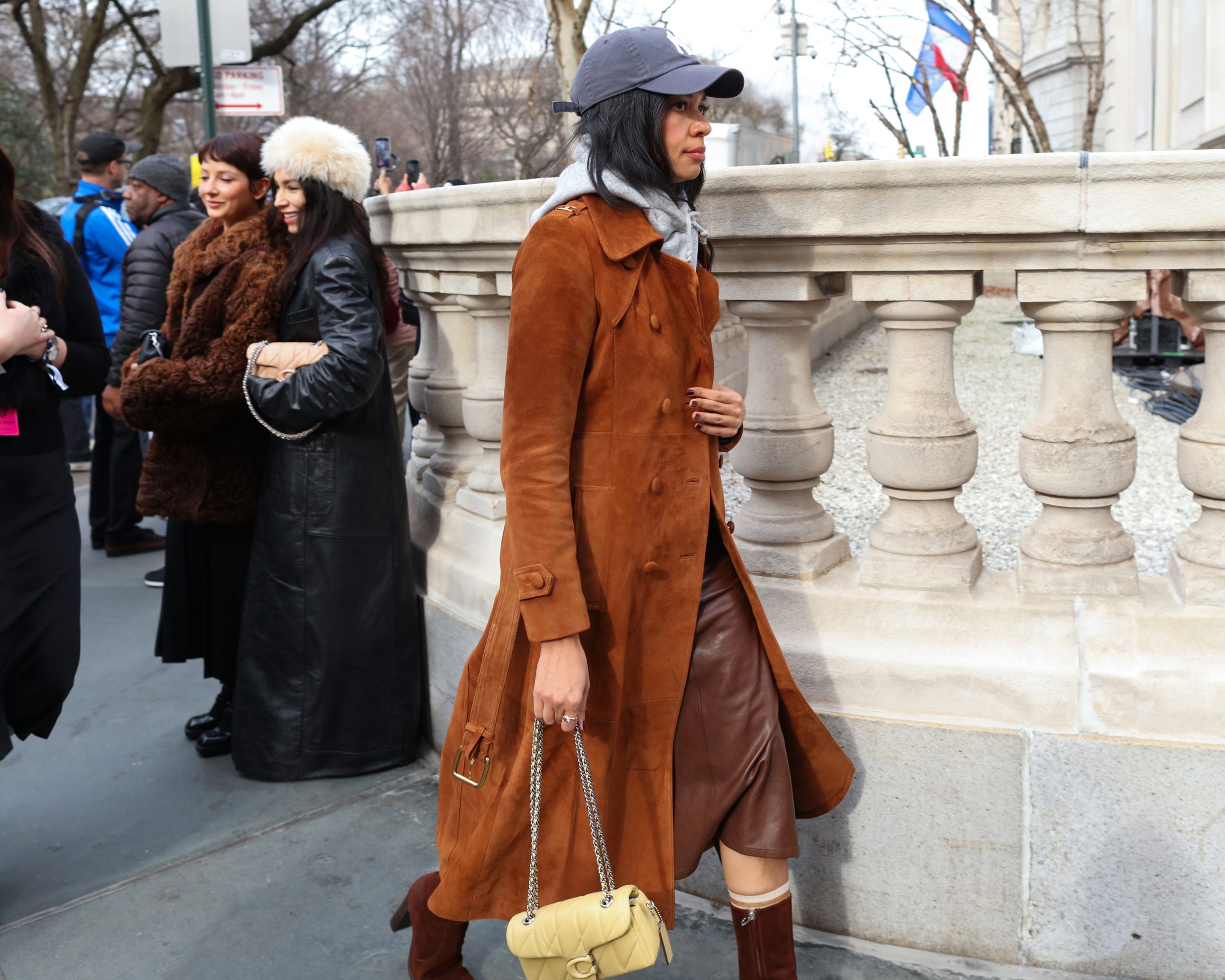 Streetstyle New York Fashion Week leren trenchcoat