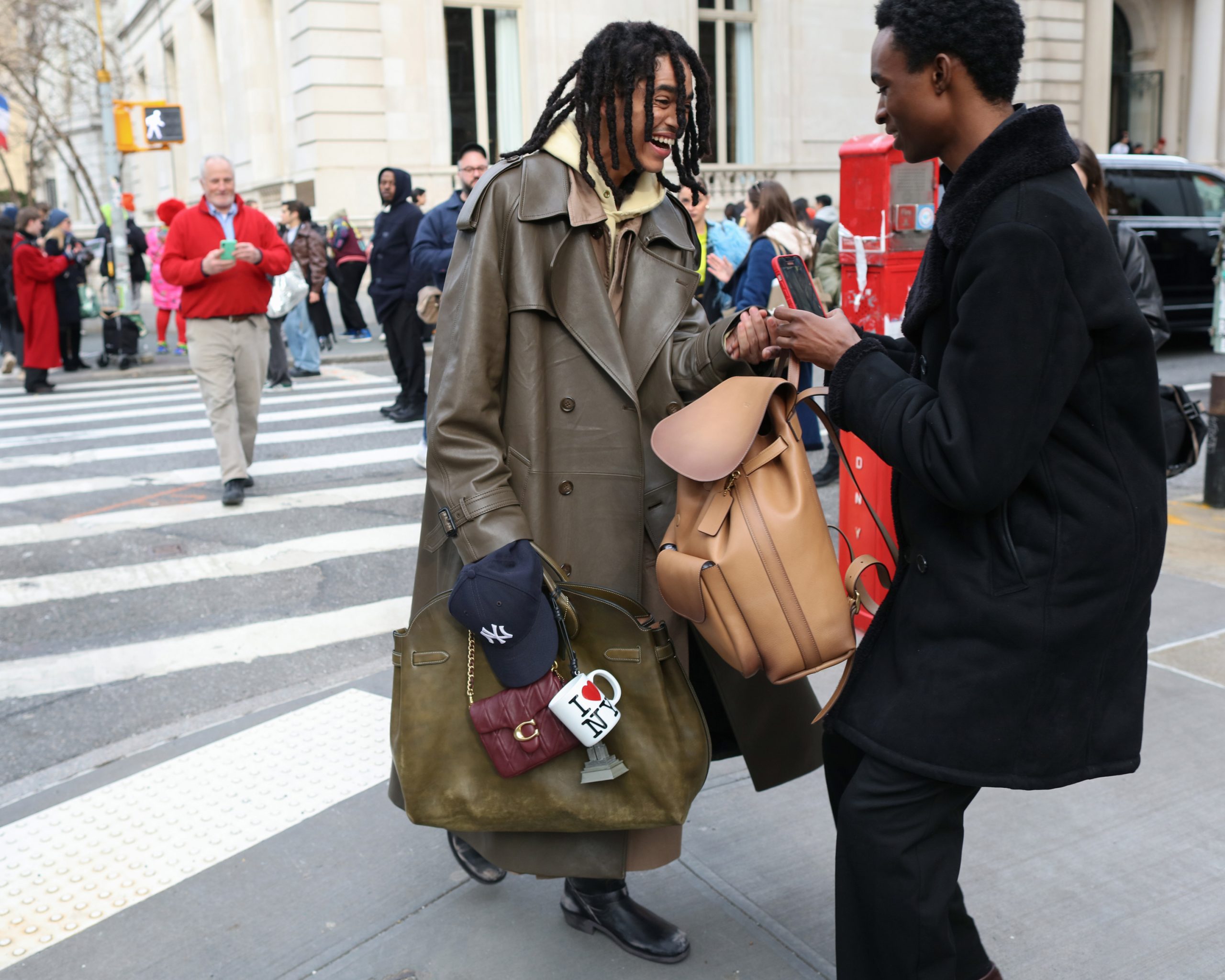 Streetstyle New York Fashion Week leren trenchcoat