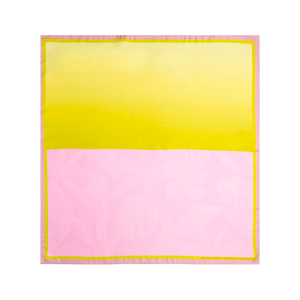 Geel met lichtroze foulard van Dries van Noten.