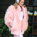 Suki Waterhause met koptelefoon op