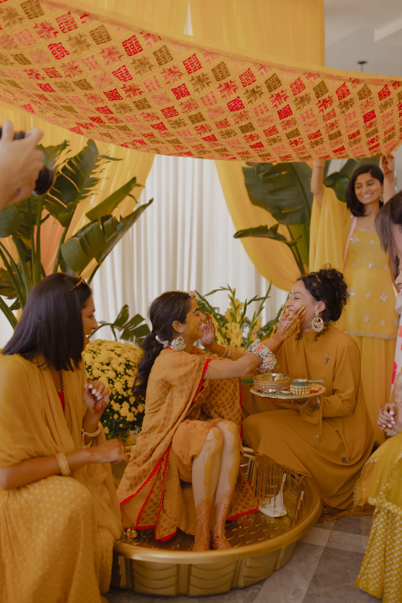 Een Haldi ceremonie tijdens een Indiase bruiloft