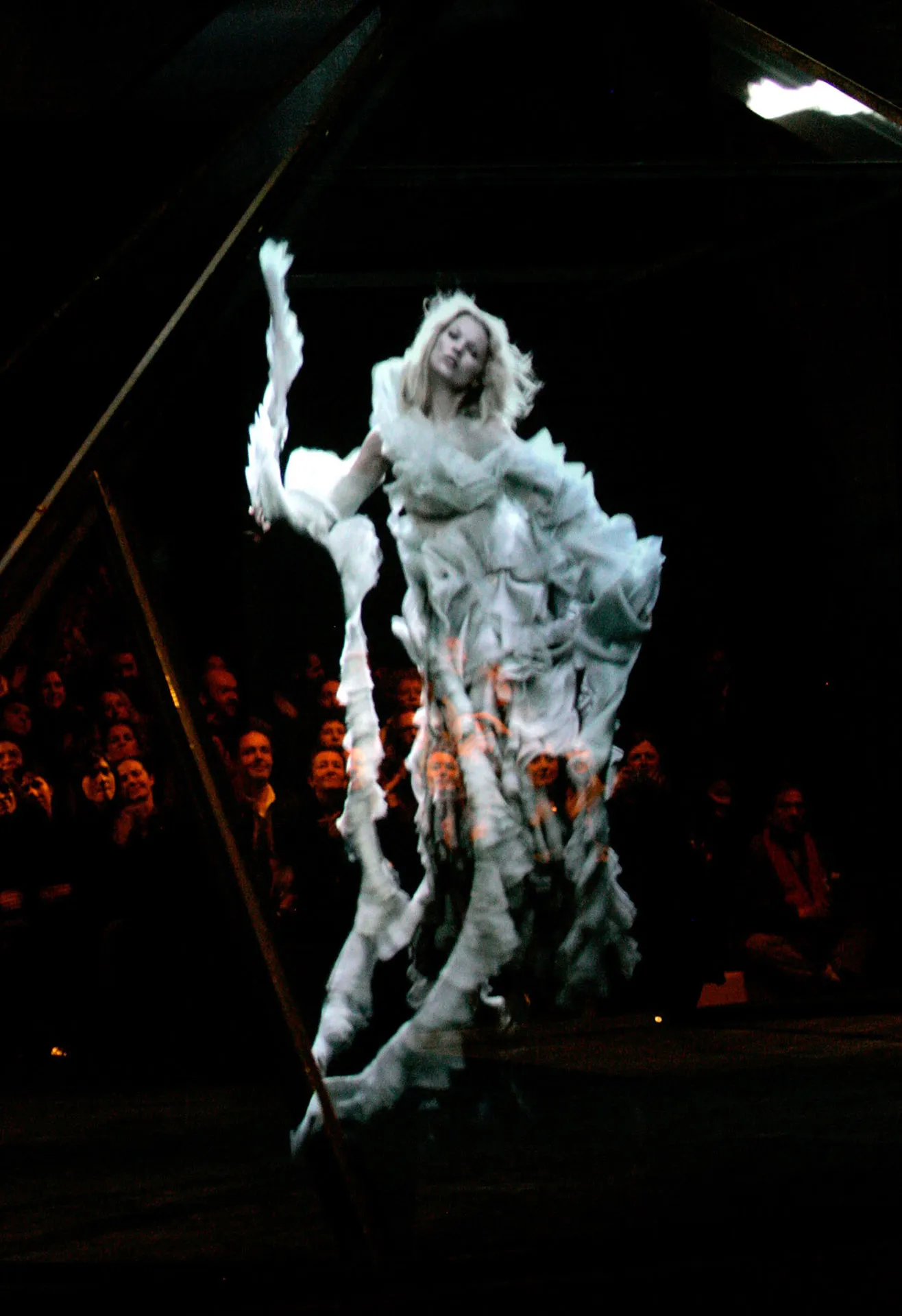 Alexander McQueen herfst/winter 2006 is een van de beste catwalkmomenten van Kate Moss