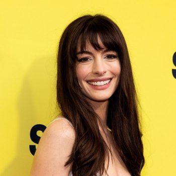 anne-hathaway-draagt-een-fun-en-flirty-mini-jurk-tijdens-premiere-the-idea-of-you-290583