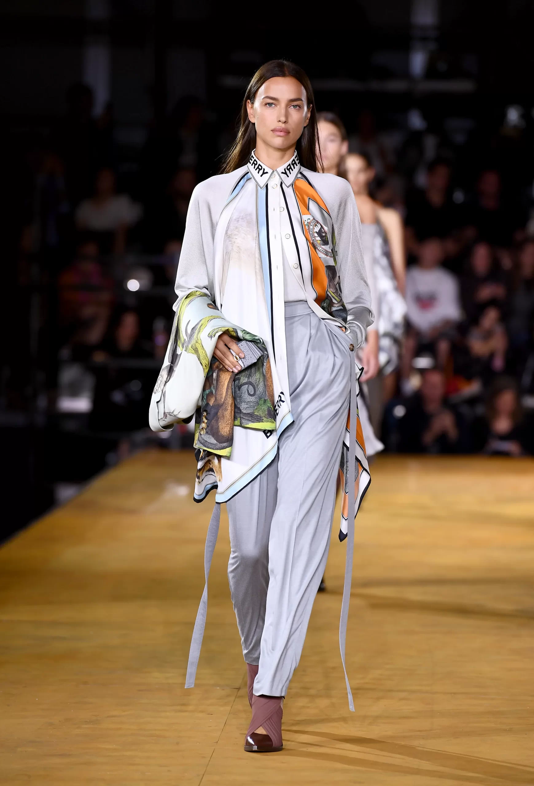 Burberry lente/zomer 2019 is een van de beste catwalkmomenten van Irina Shayk