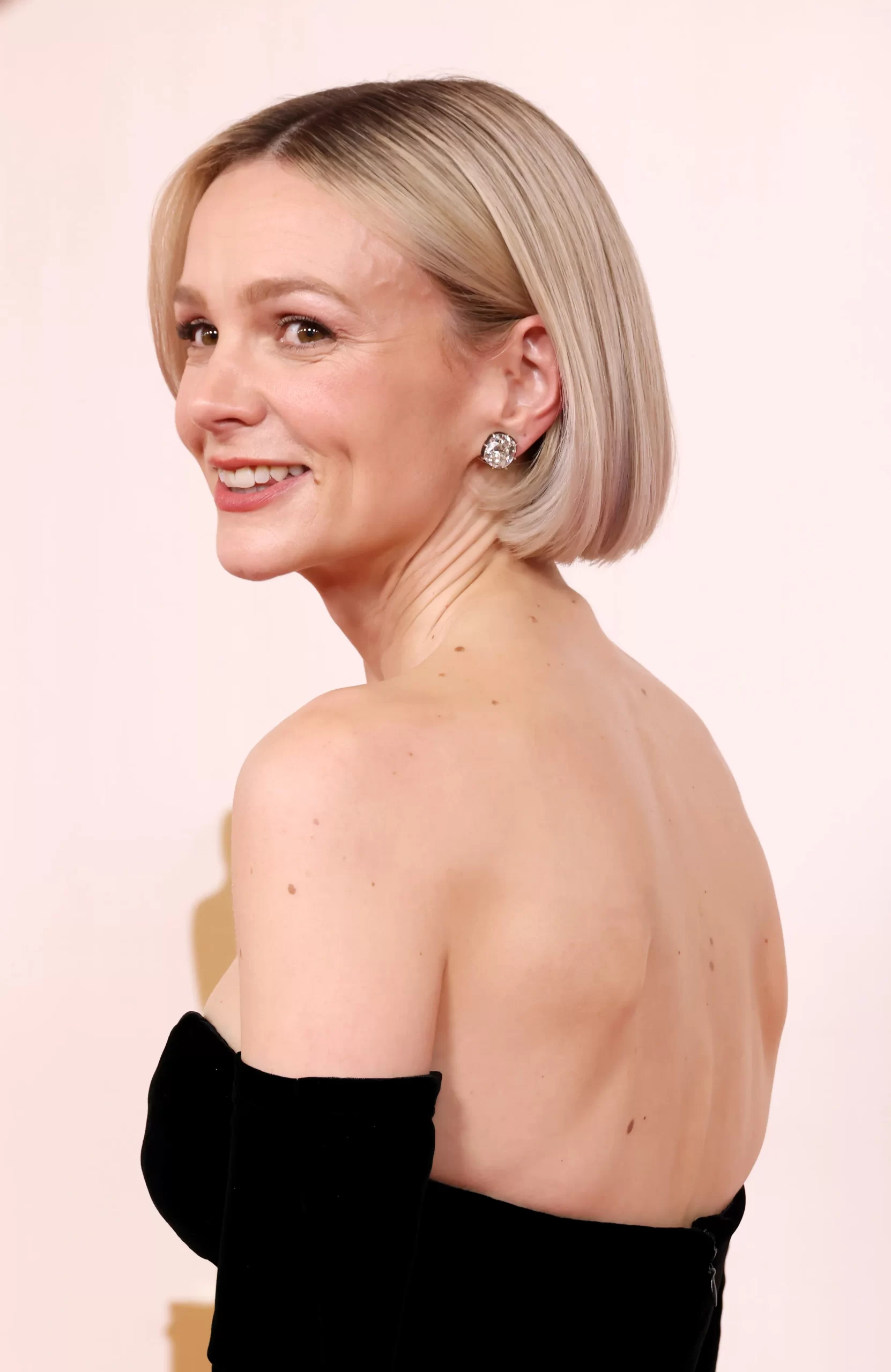 Carey Mulligan draagt een korte, blonde bob