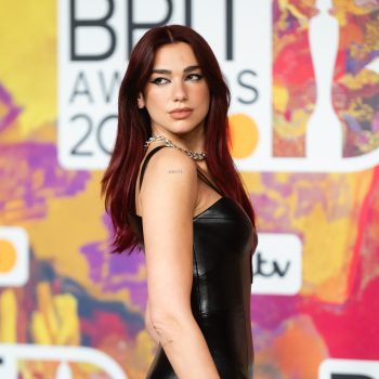 dua-lipa-bewijst-bij-de-brit-awards-dat-ze-het-stijlicoon-van-deze-generatie-is-288463