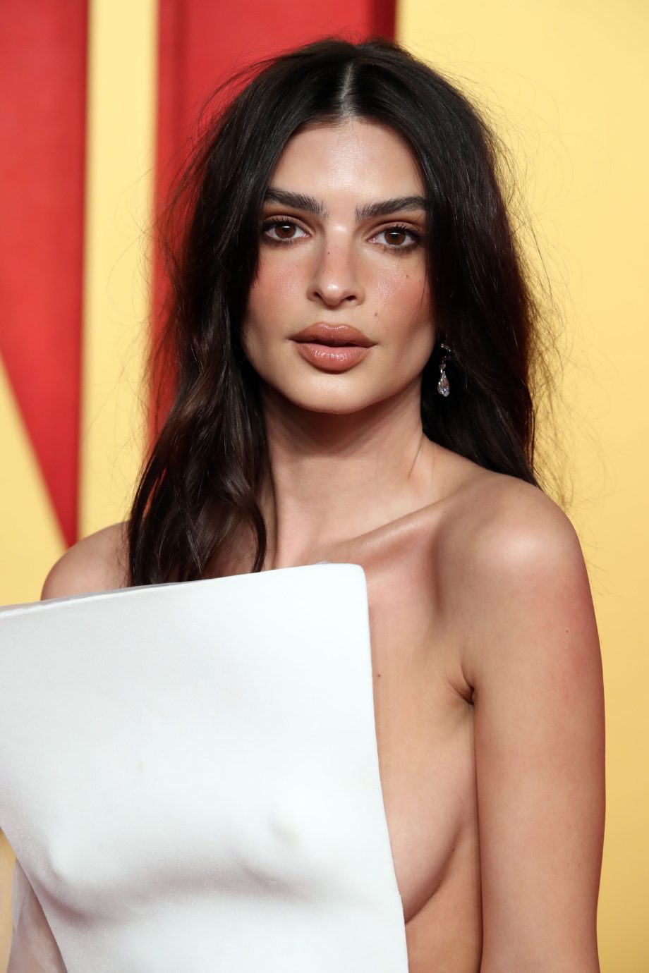 wil-je-zien-emily-ratajkowski-verandert-haar-verlovingsring-in-twee-scheidingsringen-290821