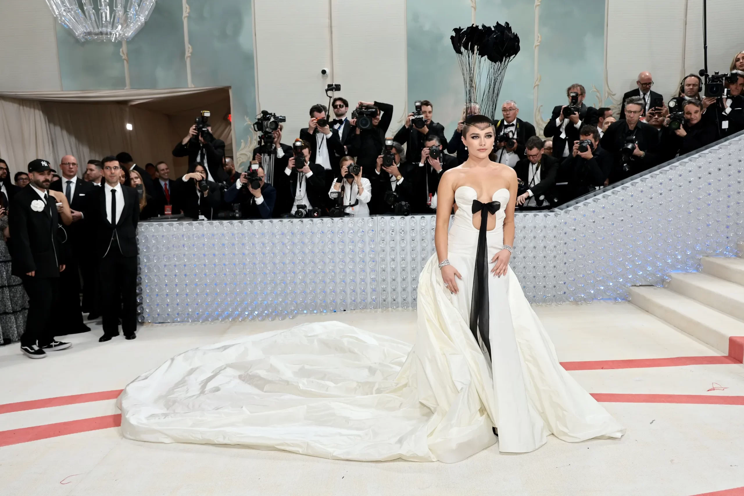 Florence Pugh in Valentino op de rode loper op het Met Gala 2023