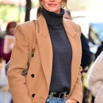 Gisele Bündchen draagt denim rok van Victoria Beckham