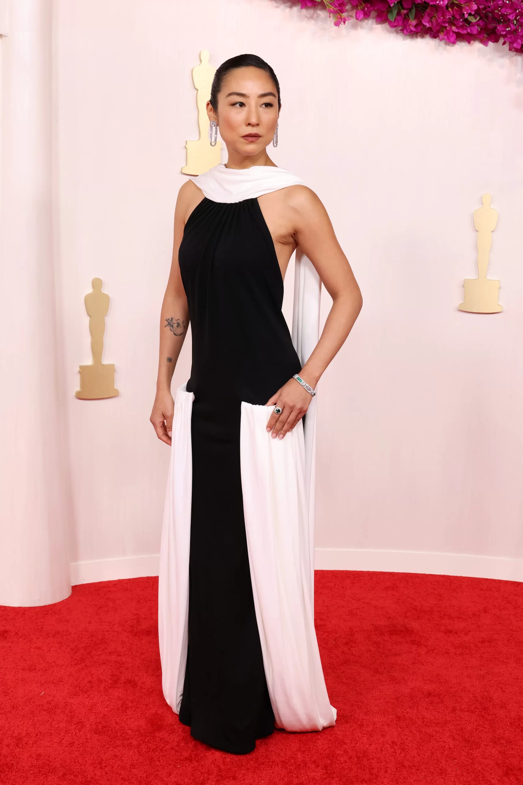 Greta Lee in Loewe bij de Oscars.