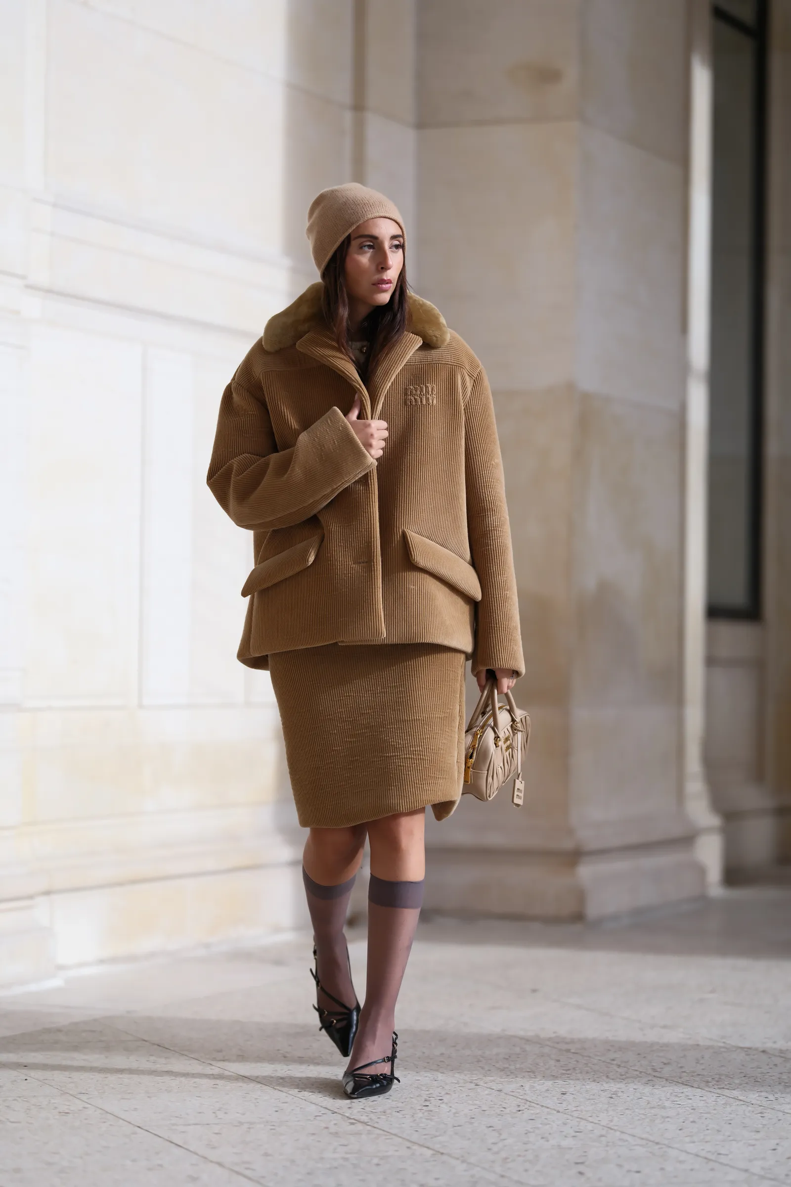 Een streetstyler met grijsgekleurde pantysokken