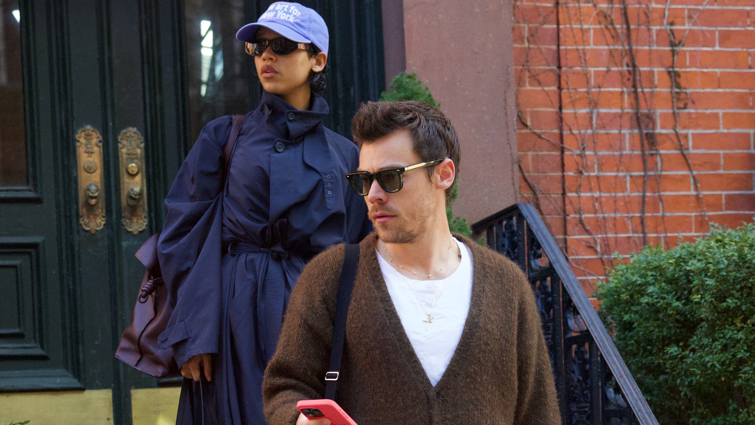 Harry Styles draagt The Row Margaux, dé tas van het moment