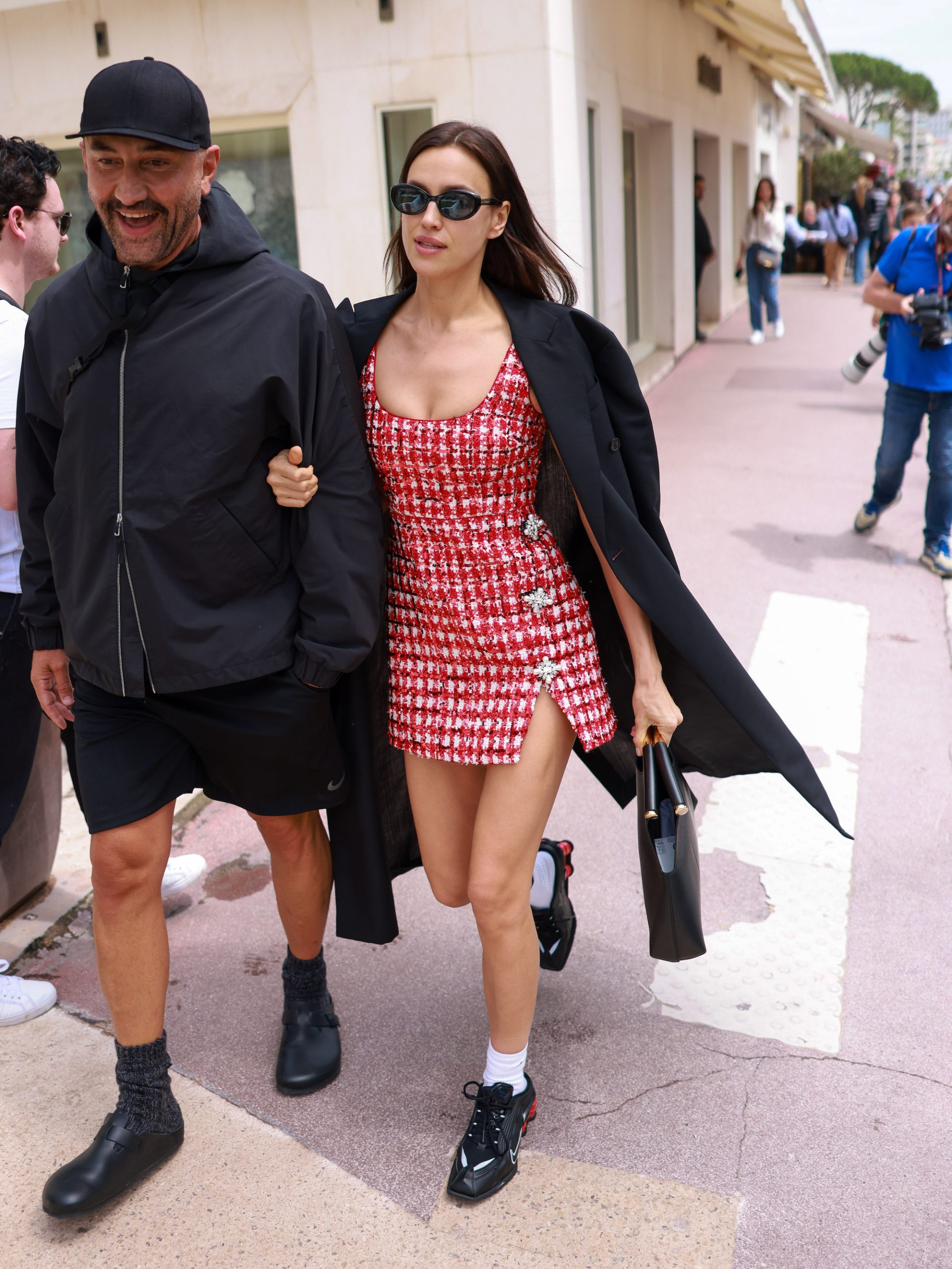 Shayk draagt de wrong shoe-trend in Cannes