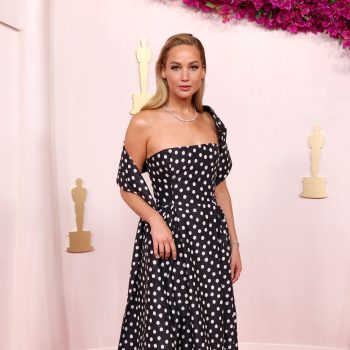 jennifer-lawrence-presenteert-oscars-in-een-dior-couture-jurk-waaraan-1500-uur-is-gewerkt-289535