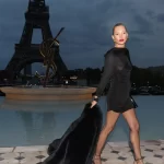 De stijl van Kate Moss: een volledig zwarte look bij de Saint Laurent-show