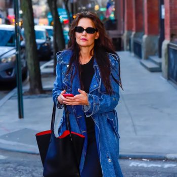 katie-holmes-draagt-de-coolste-jas-voor-de-lente-een-denim-trenchcoat-291718