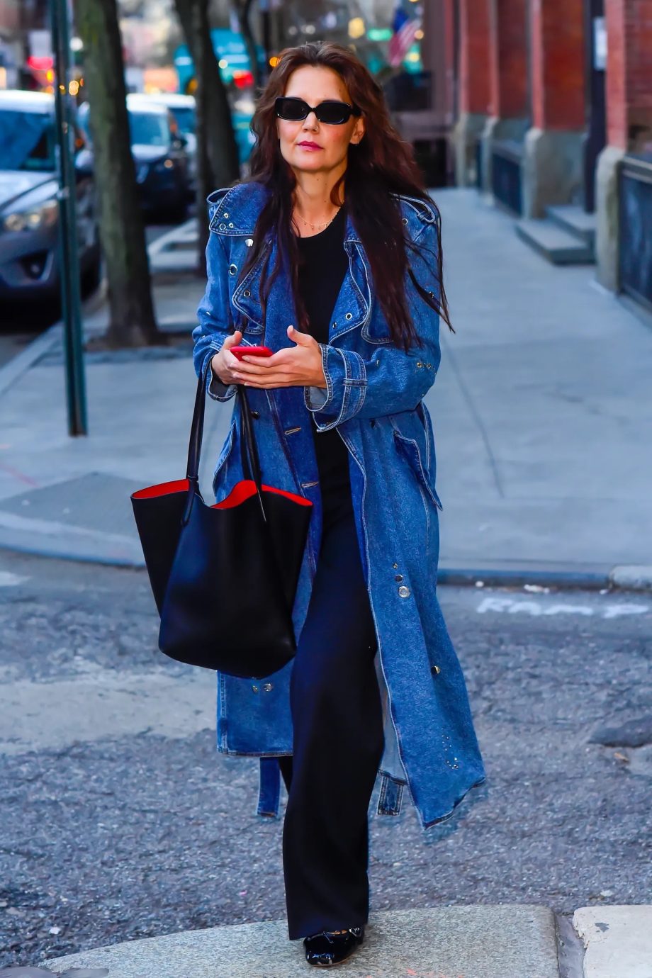 katie-holmes-draagt-de-coolste-jas-voor-de-lente-een-denim-trenchcoat-291718