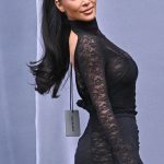 Kim Kardashian met een prijskaartje aan haar jurk bij de herfst/winter 2024-show van Balenciaga