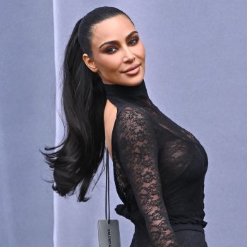 is-kim-kardashian-vergeten-om-het-prijskaartje-van-haar-balenciaga-jurk-te-halen-288421