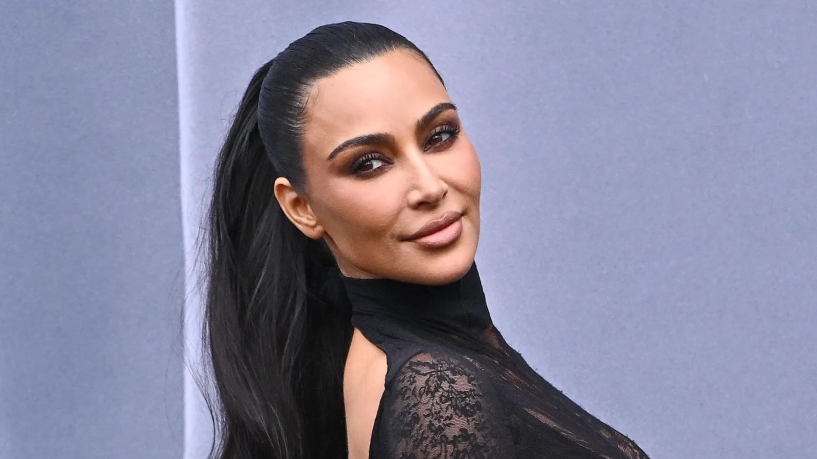 Is Kim Kardashian vergeten het prijskaartje van haar jurk te halen?