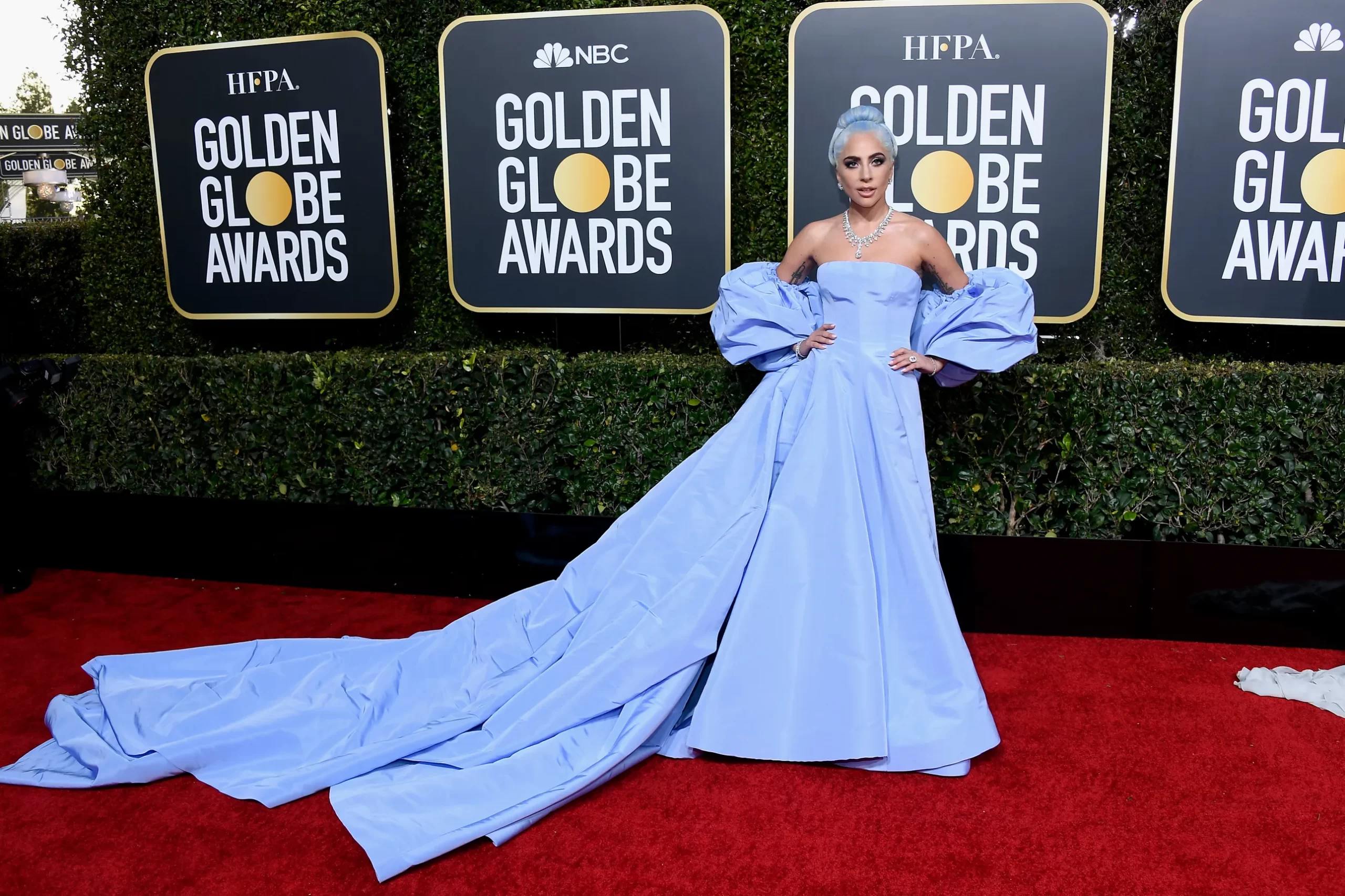 Lady Gaga in Valentino op de rode loper bij de Golden Globes 2019