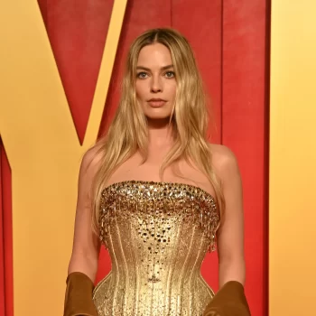 margot-robbies-oscars-afterpartylook-van-mugler-evenaart-zendayas-viral-robotpak-289711