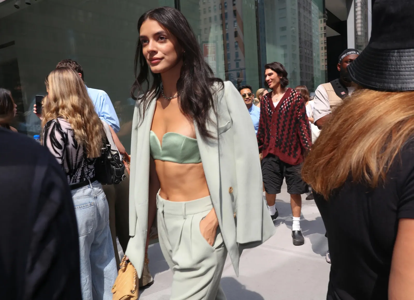 Een streetstyler draagt haar suit met een korte top