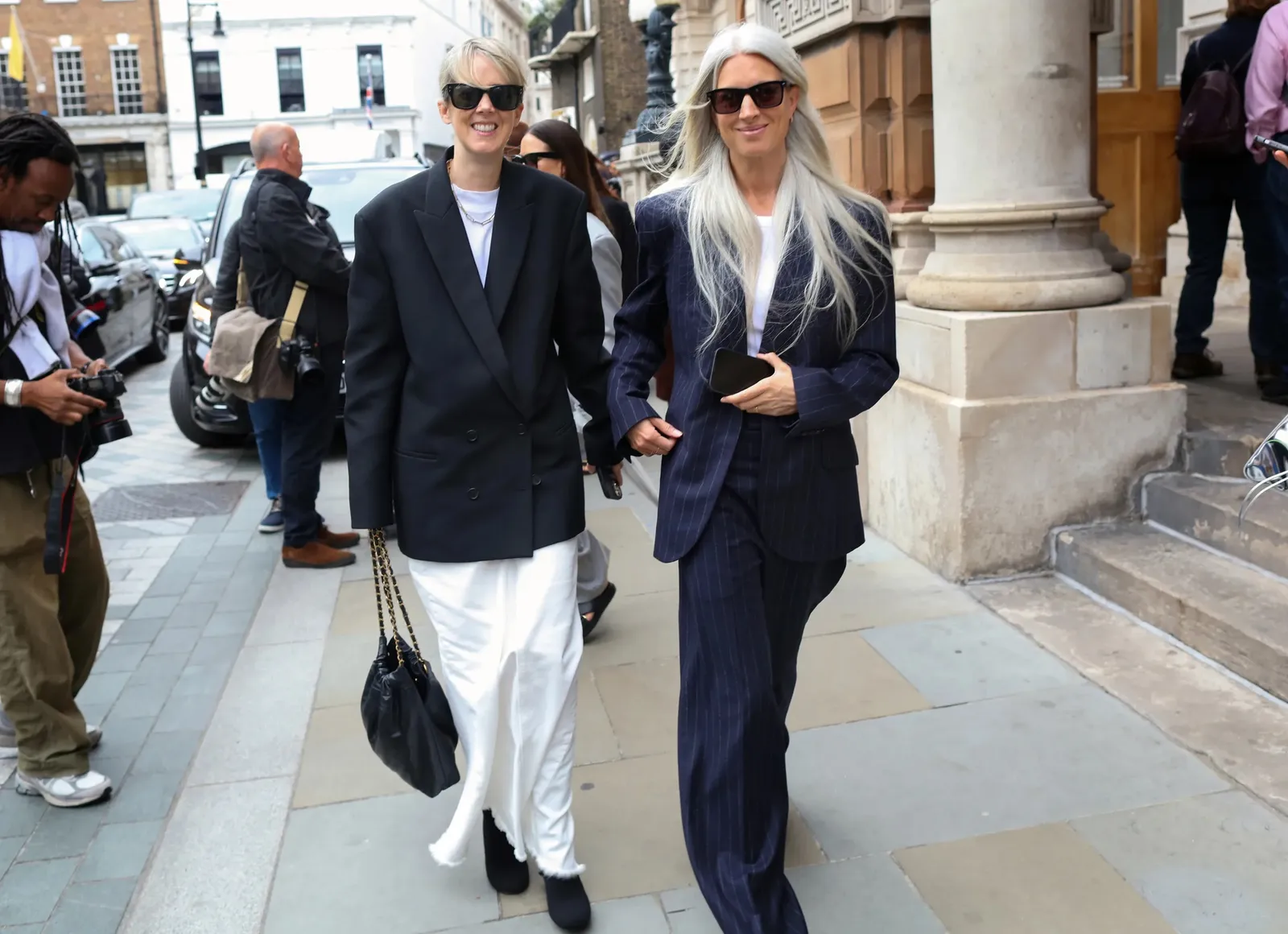 Vogue's Sarah Harris draagt een krijtstreeppak