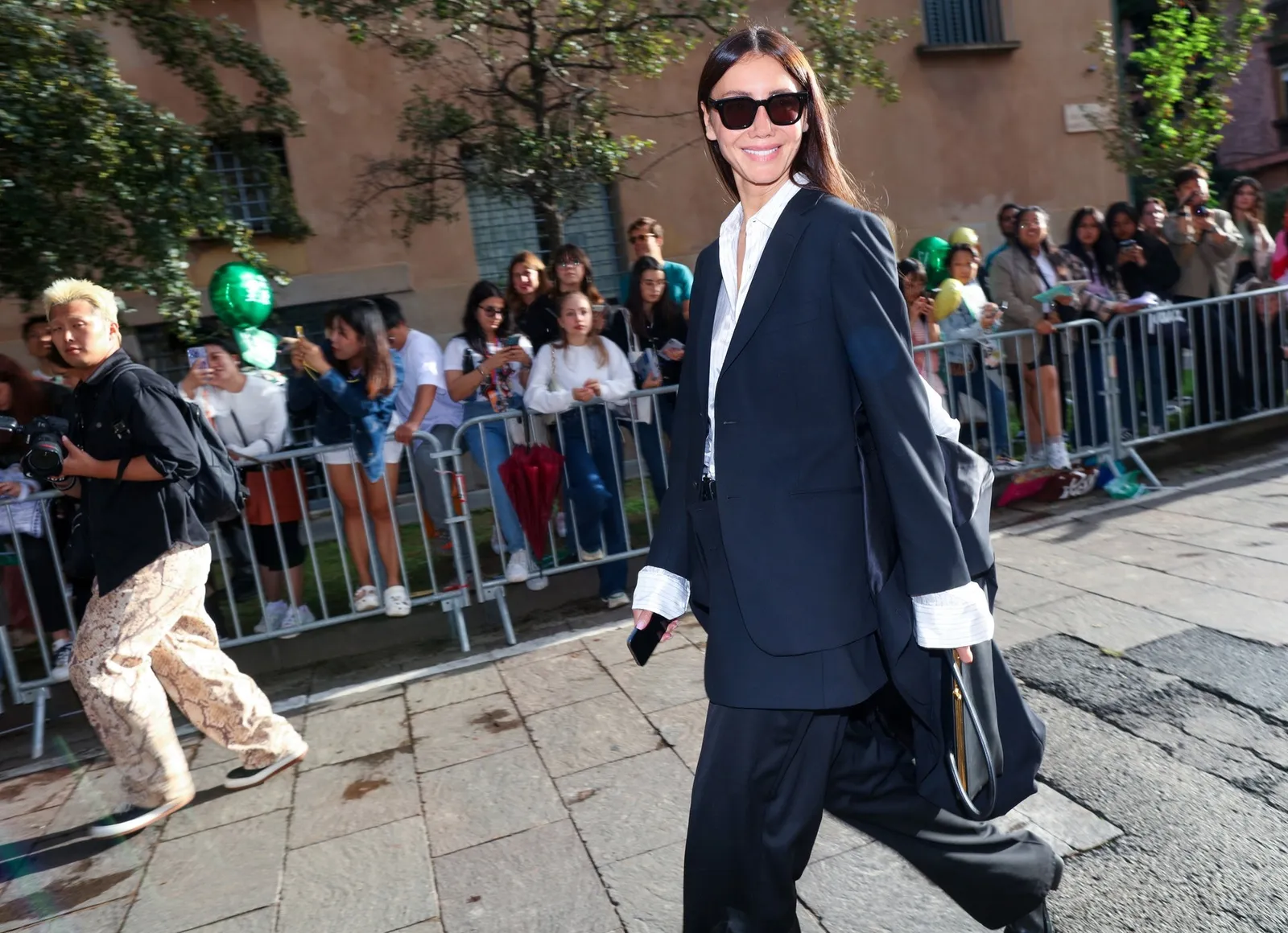 Deze streetstyler draagt een marineblauw pak