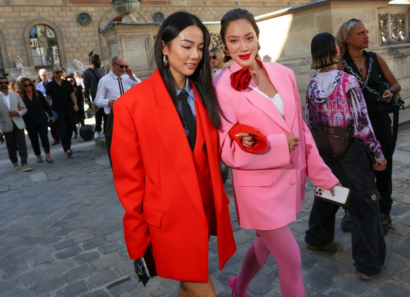 Deze streetstylers dragen felgekleurde pakken