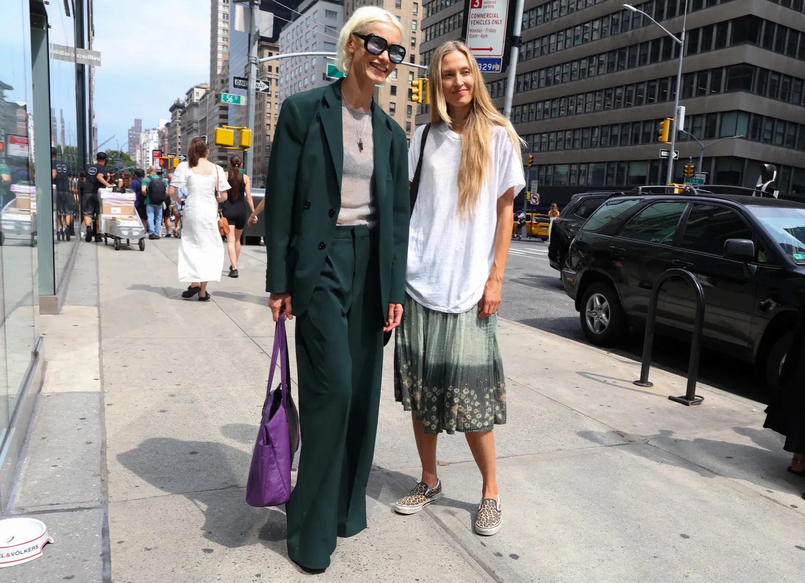 Deze streetstyler draagt een jaren 70-pak