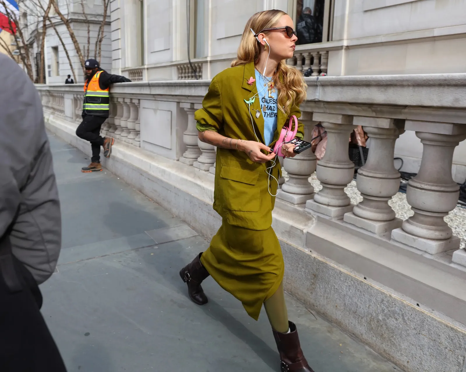 Een streetstyler kiest voor een T-shirt en rok om haar pak te stylen