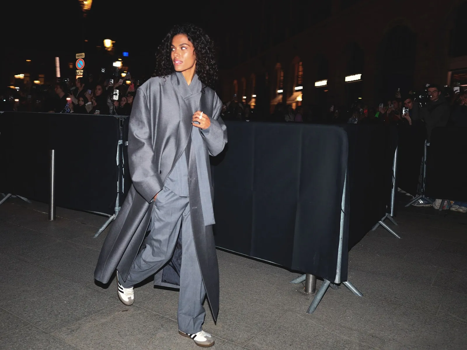 Deze streetstyler gaat voor vierdelig qua het stylen van haar pak