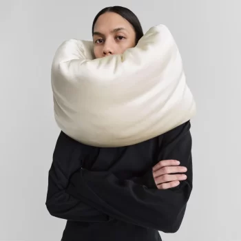 is-het-een-nekbrace-is-het-een-sjaal-phoebe-philo-ontwerpt-het-meest-luxueuze-nekkussen-ooit-289330