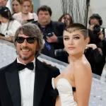 Florence Pugh en Pierpaolo Piccioli in Valentino op de rode loper van het Met Gala 2023