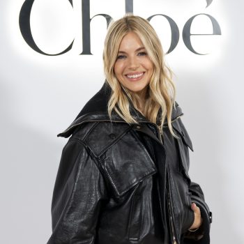 sienna-miller-brengt-de-moderne-chloe-look-tot-leven-tijdens-paris-fashion-week-288333