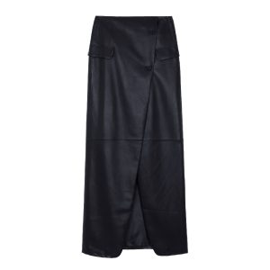 Een zwarte midirok van The Frankie Shop is een van Yeliz haar favorieten voor de lente