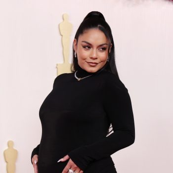 vanessa-hudgens-is-zwanger-en-onthult-haar-babybuik-op-de-rode-loper-van-de-oscars-289517