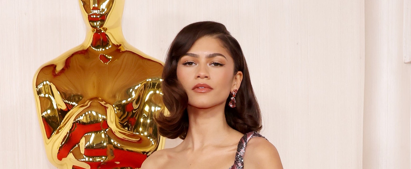 Zendaya draagt jurk van Armani Privé tijdens Oscars 2024