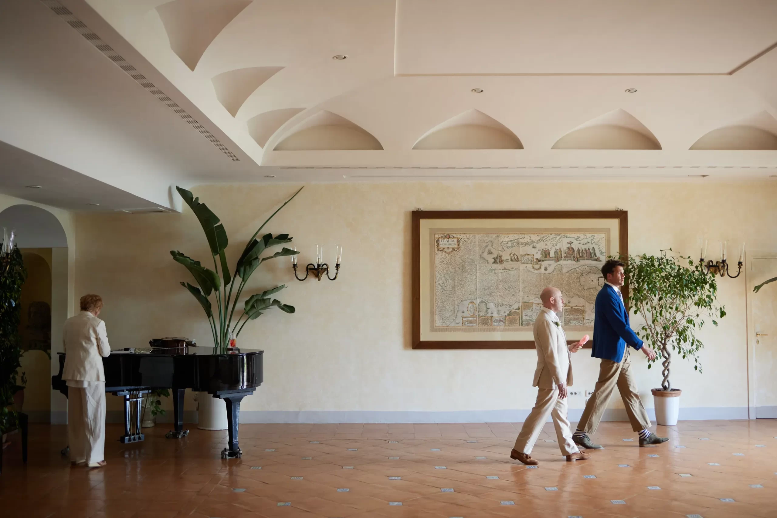 Bruce loopt naar het altaar