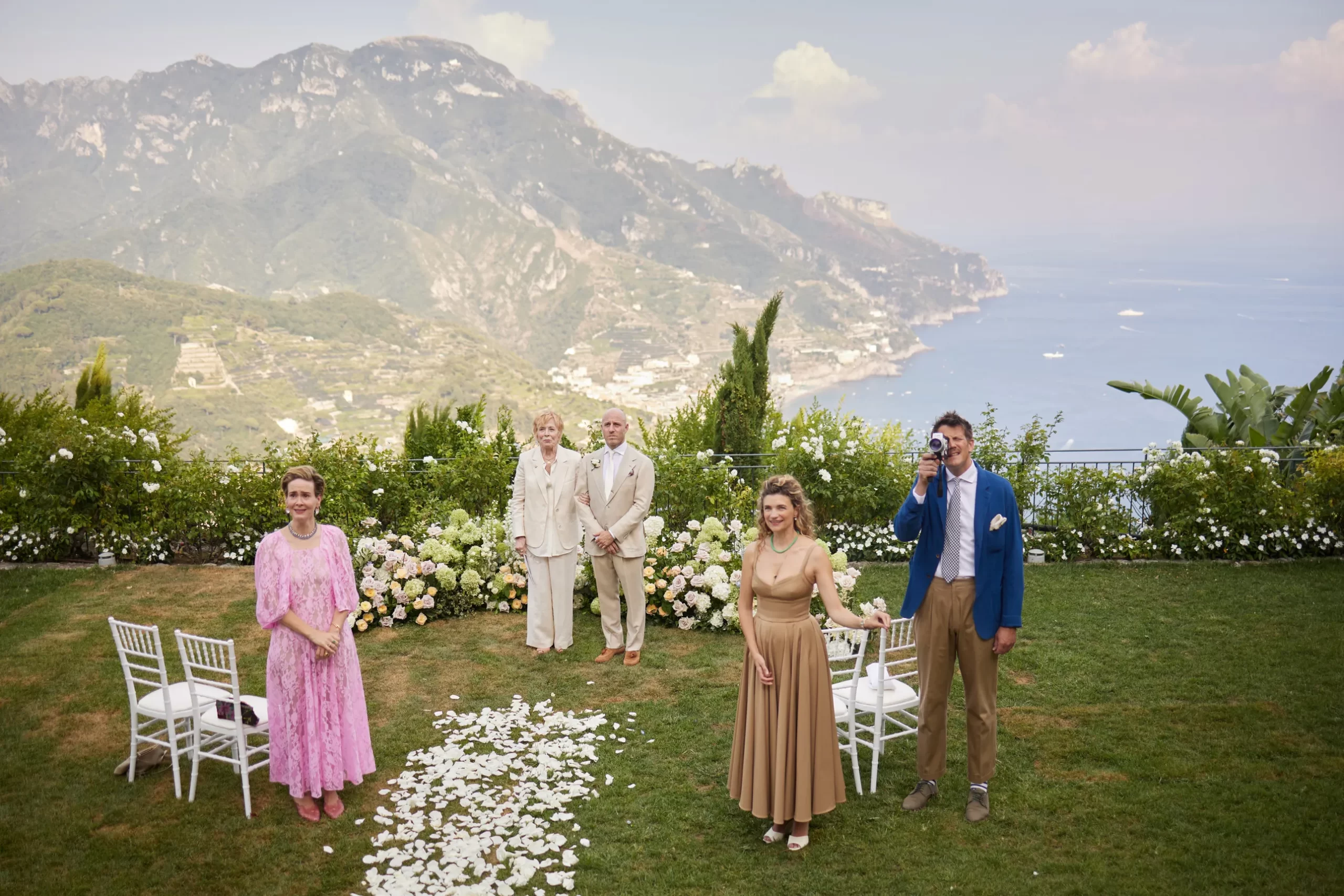 Alle gasten staan klaar tijdens de ceremonie en kijken hoe Elizabeth naar het altaar loopt