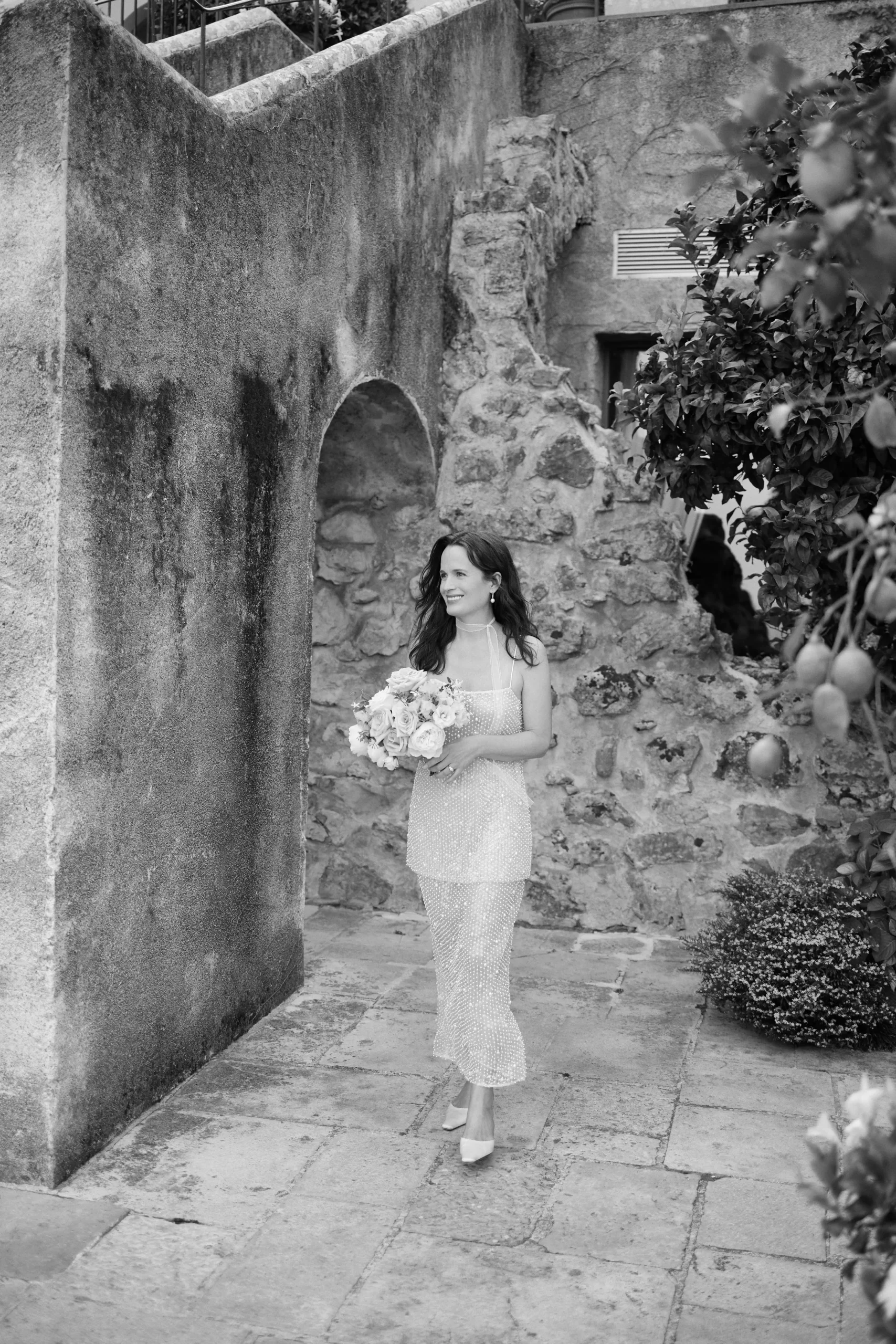 Een zwart-wit foto van Elizabeth in haar trouwjurk