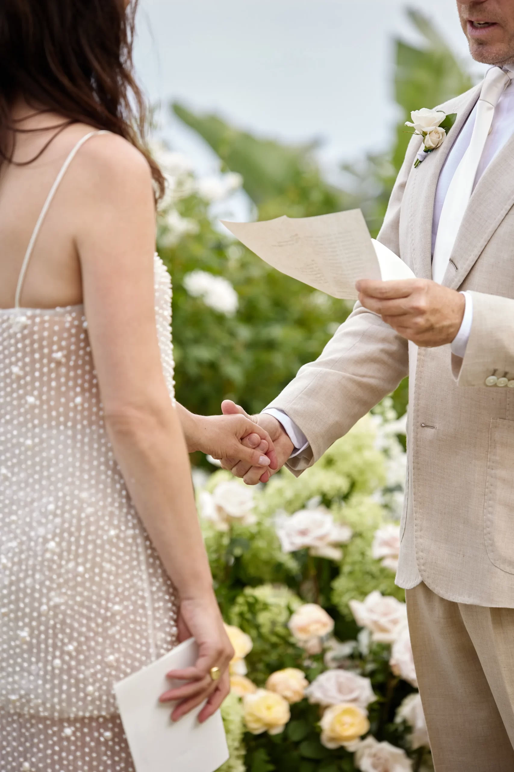 De bruid en bruidegom spreken de geloften naar elkaar uit