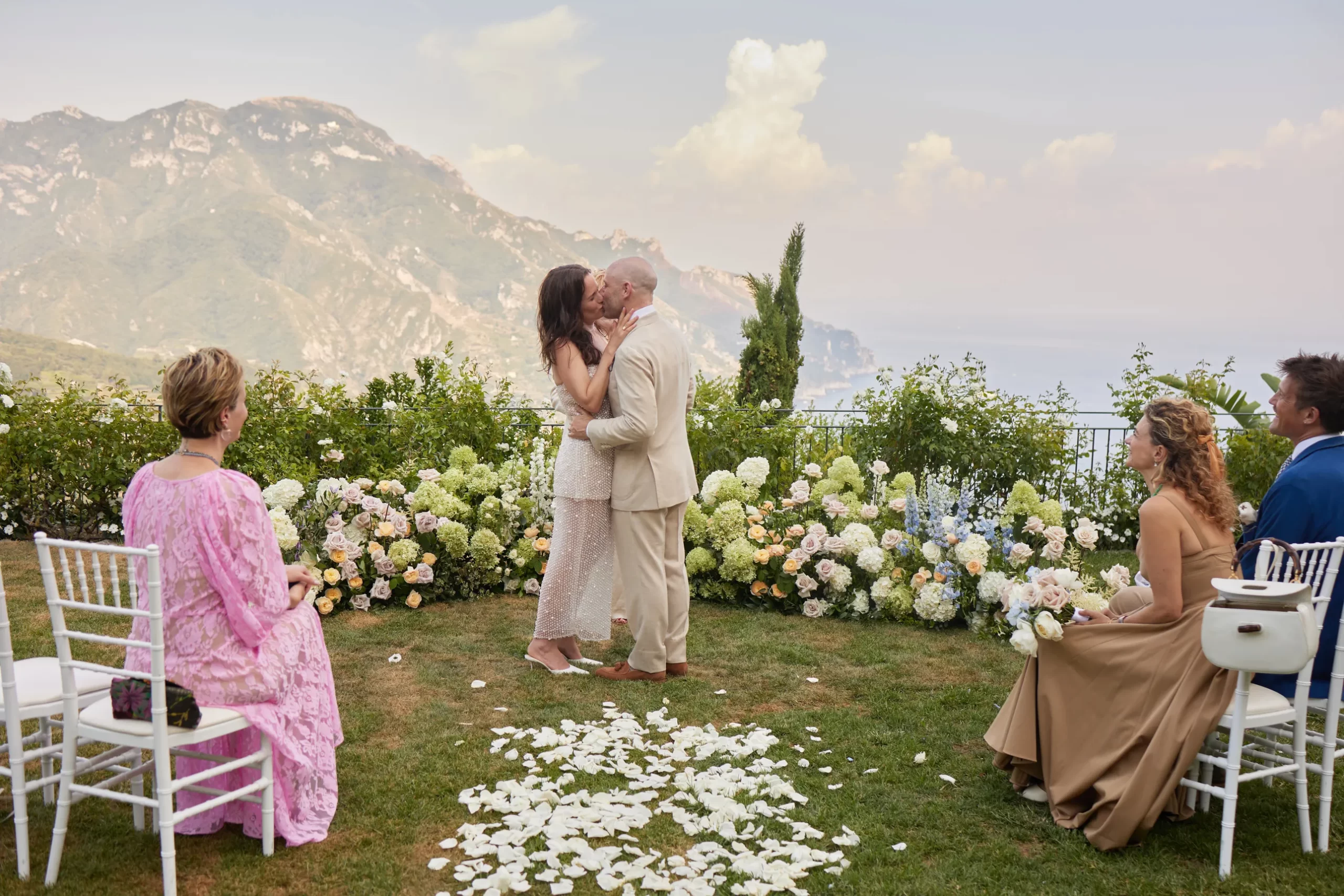 Een kus na de ceremonie