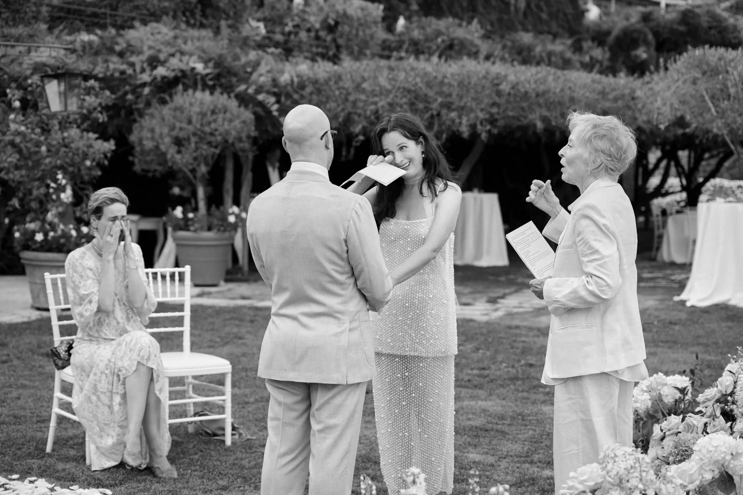 Mensen laten een traan tijdens de emotionele ceremonie