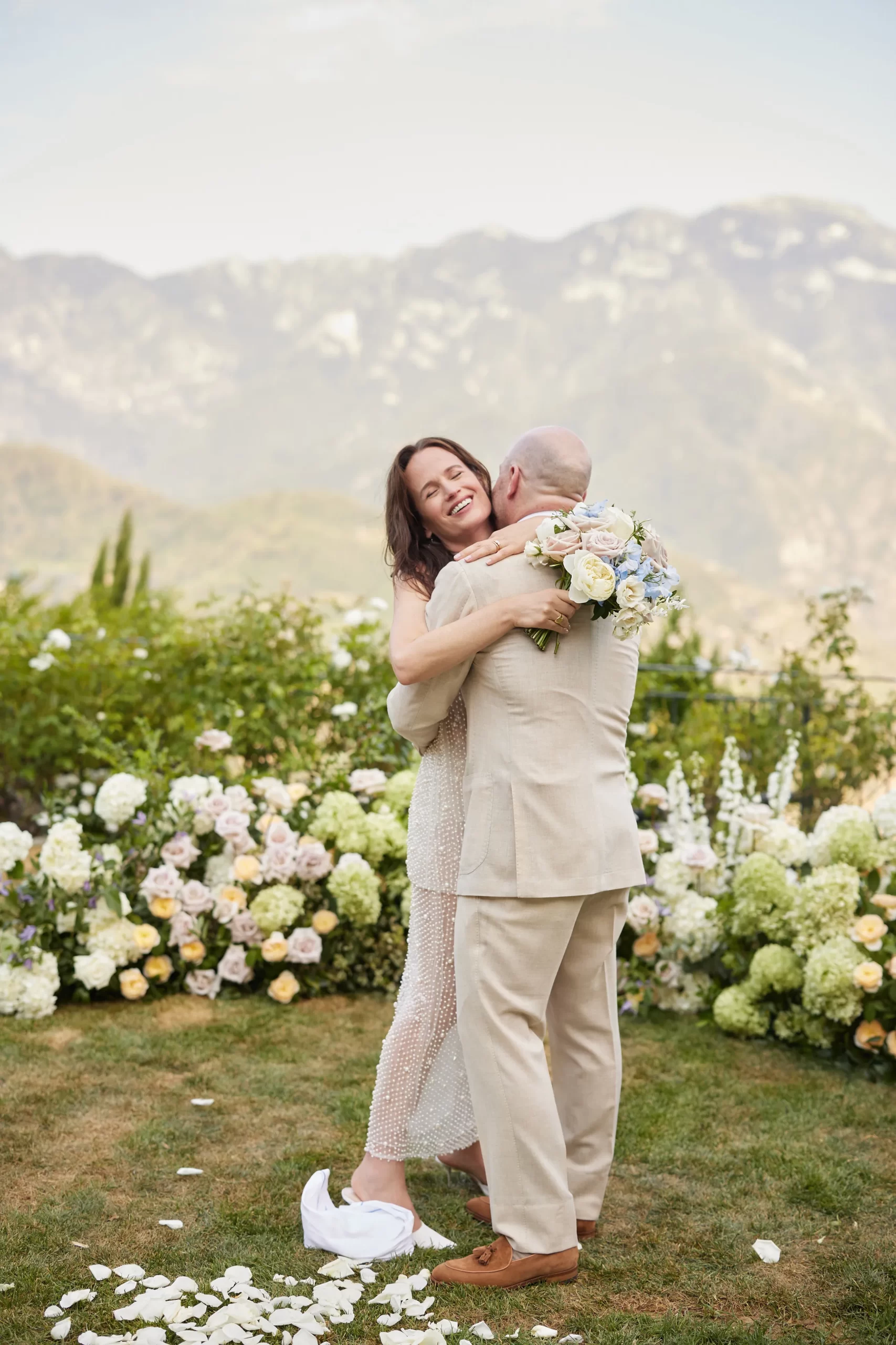 De bruid en bruidegom omhelzen elkaar na de ceremonie. Bruiloft Elizabeth Reaser