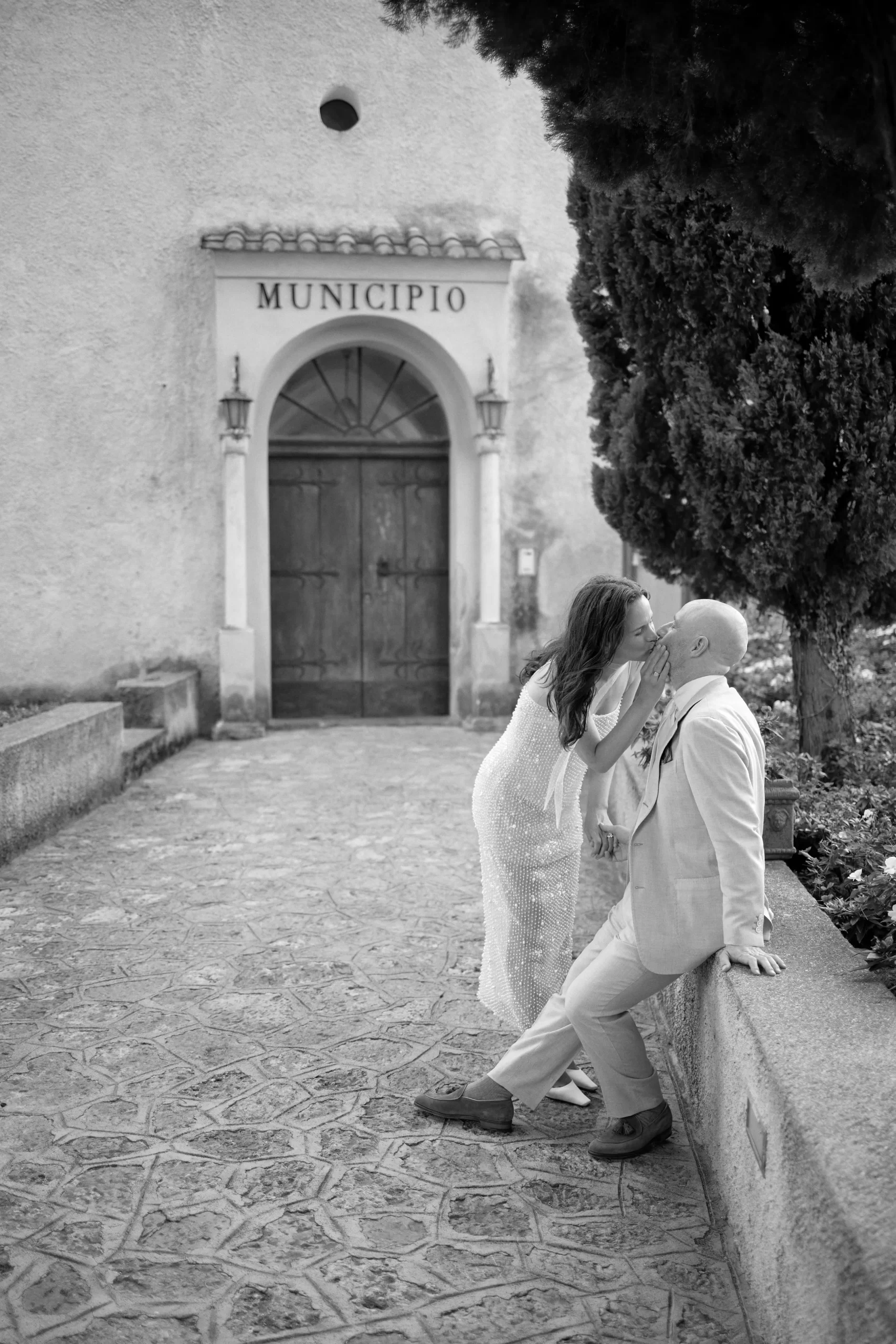 De bruid en bruidegom kussen elkaar