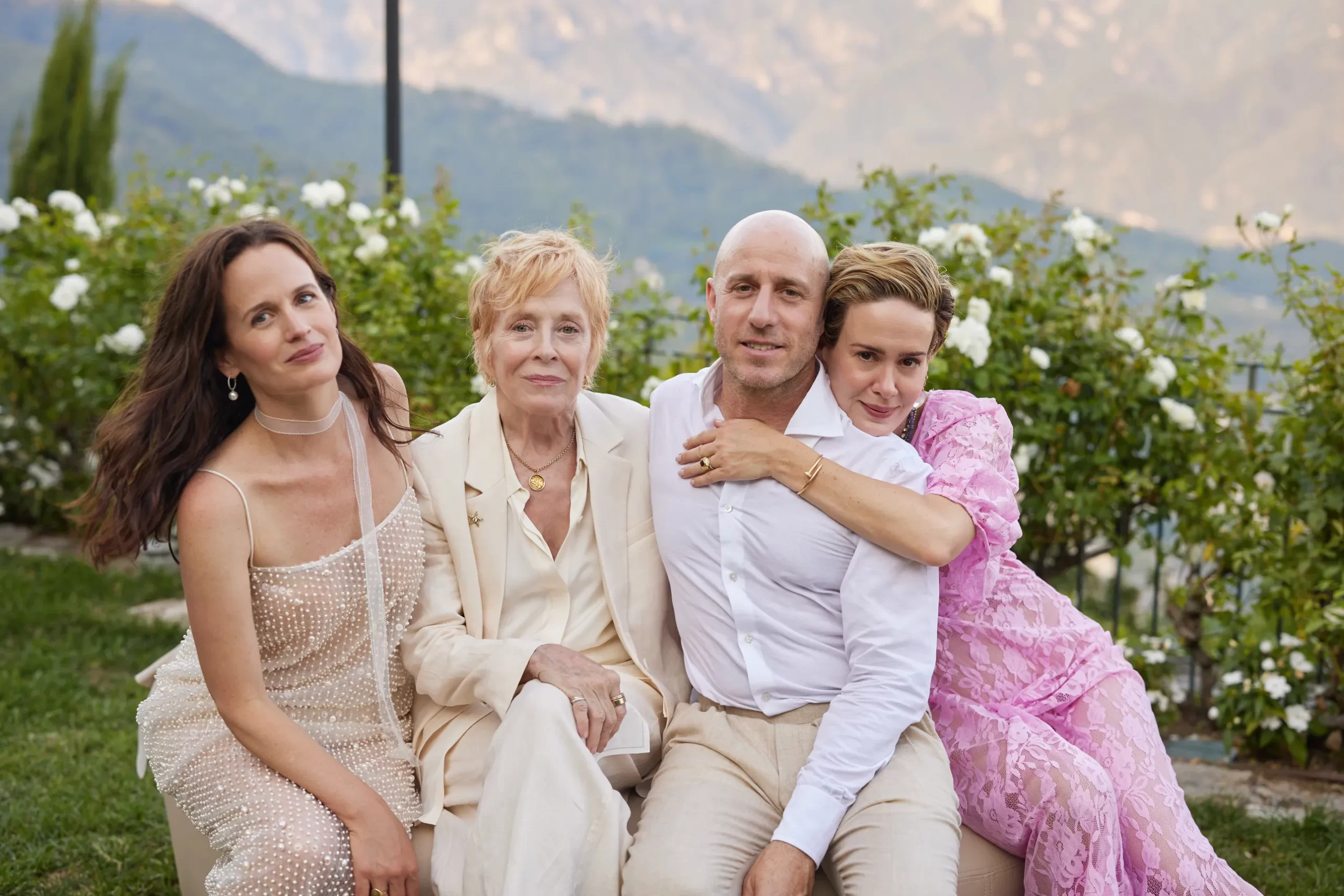 Een foto tijdens de bruiloft van de bruid, de bruidegom en hun gasten