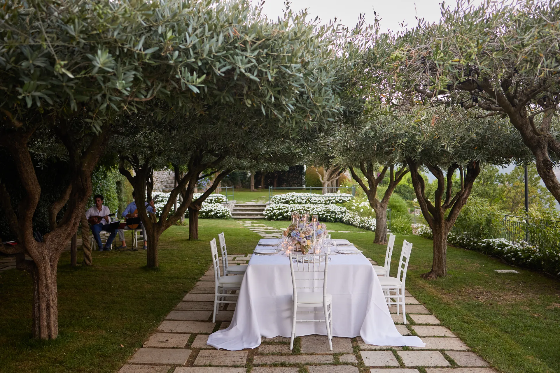 Een romantische tafel voor zes onder de olijfbomen