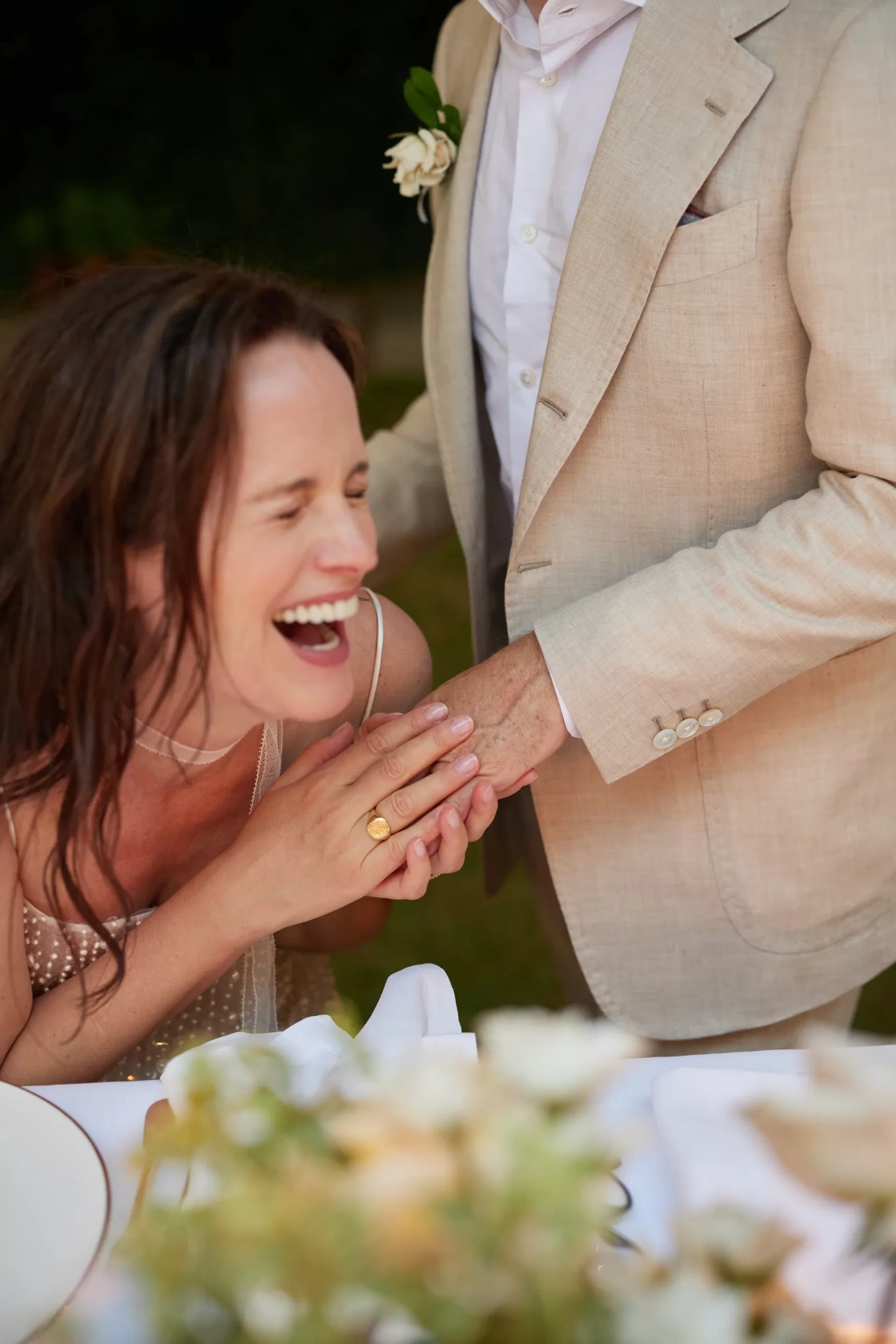 Bruiloft Elizabeth Reaser: Elizabeth lacht wanneer Bruce iets tegen haar zegt